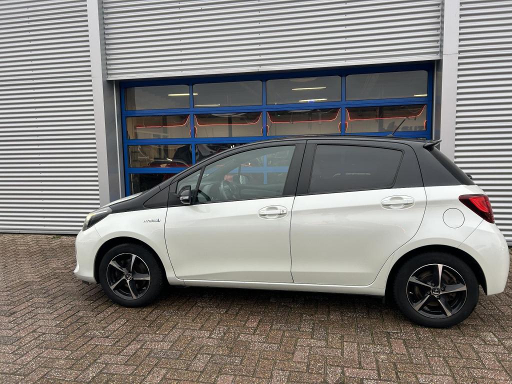 Toyota Yaris 1.5 hybrid dynamic bi-tone |gefotografeerd op winterwielen, se