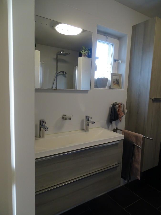 Badkamermeubels met spiegel en kranen