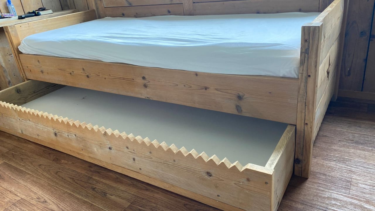Steigerhouten bed