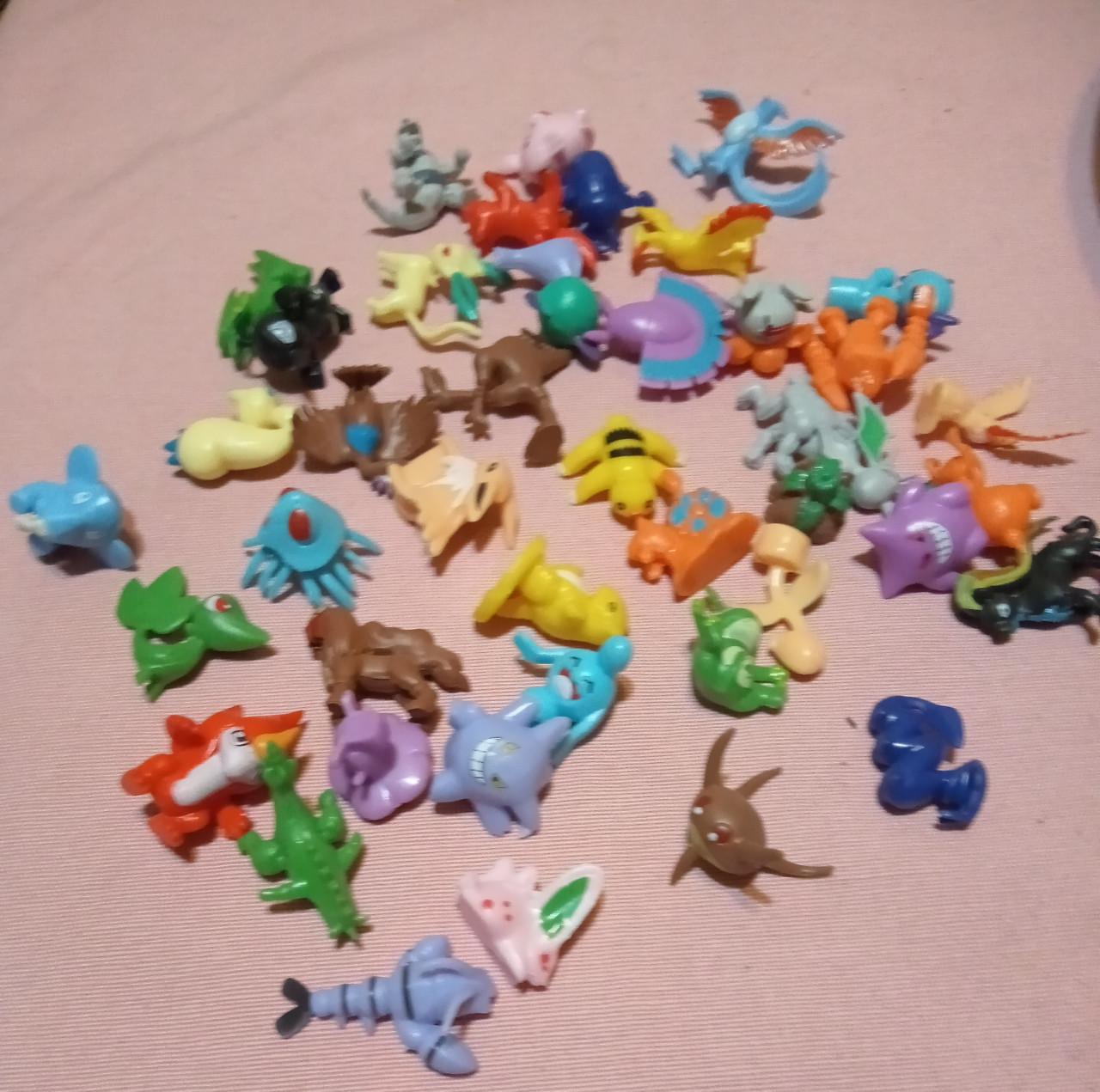 44 Pokemon poppetjes en 4 armbandjes