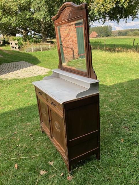 Antieke lavabo met spiegel