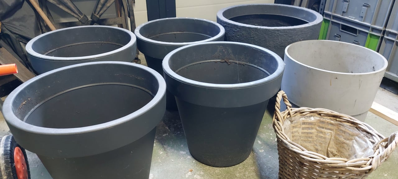 Grote bloempotten tuin
