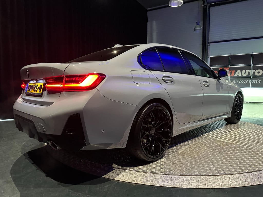 BMW 3-serie 318i m sport edition *schuifdak*shadow line*camera*laser*