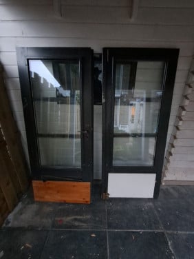 Twee dubbelglas ramen circa 54 x 122
