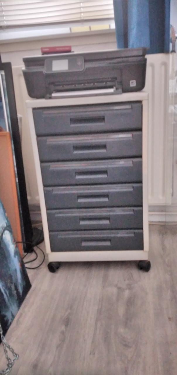 Plastic ladenkastje op wieltjes