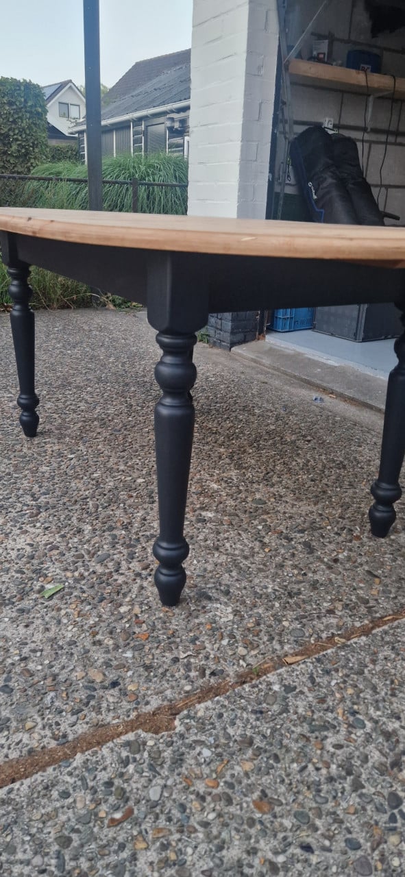Ovale uitschuifbare eettafel