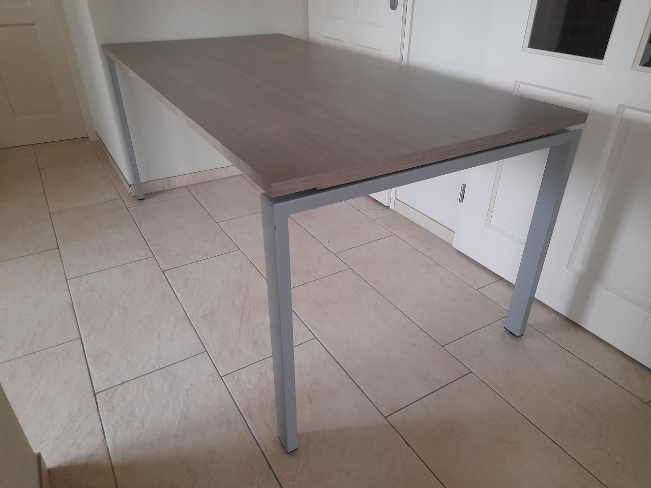 Prachtig bureau 90 x 180 x 75,5 (verstelbaar ) z.g.a.n.
