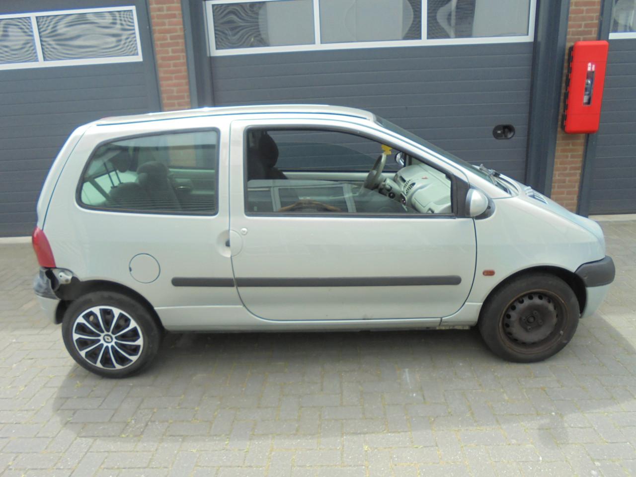 Twingo HET BETREFT EEN ZO MEENEEM AUTO !!!! oerdegelijke 1.2 motor € 450