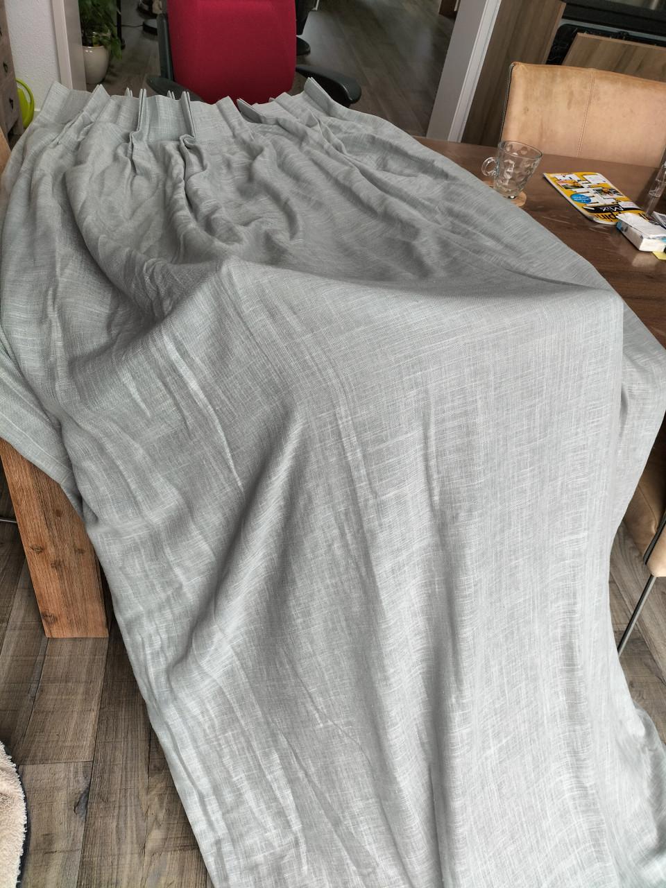 IN BETWEEN GORDIJNEN