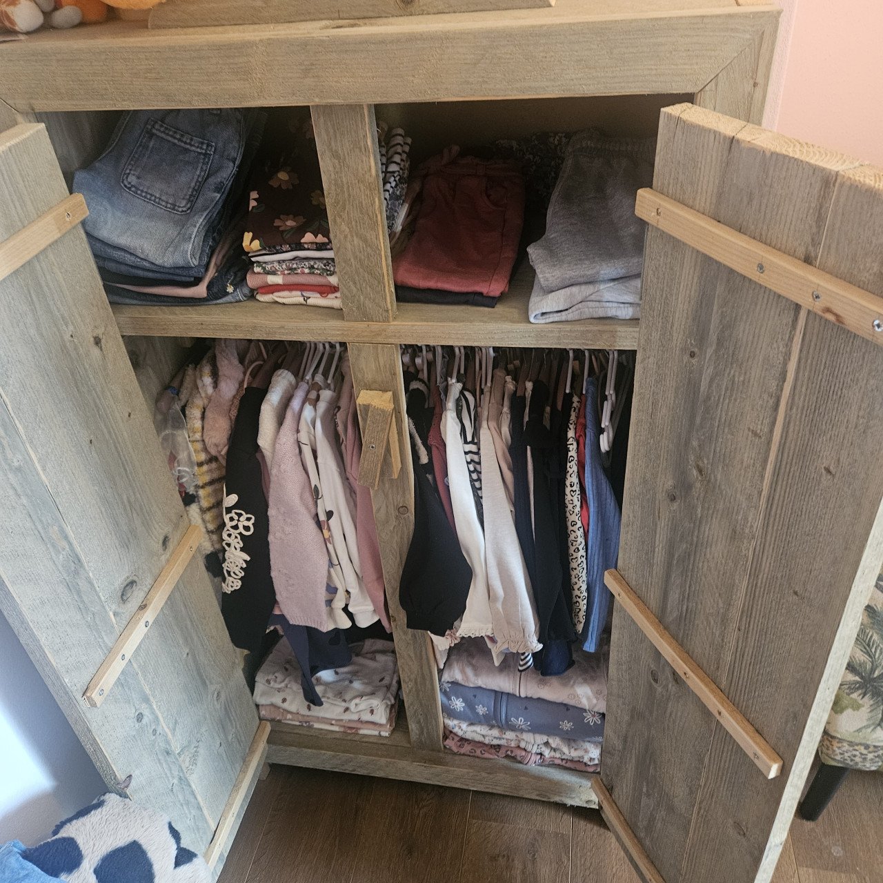 Steigerhouten babykamer