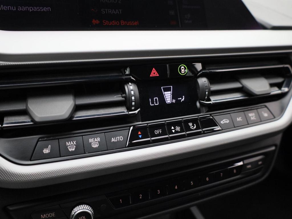 BMW 1 Serie 116i executive | automaat | parkeer sensoren | navigatie | virt