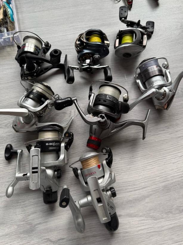 Complete vissers set - 6 hengels , 11 molens en toenehoren