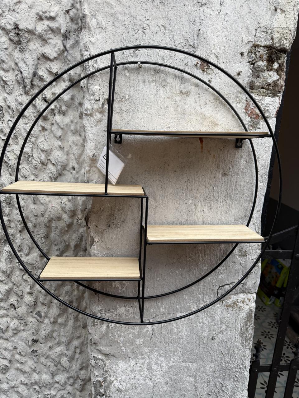 Rond metalen wandrek met houten plankjes