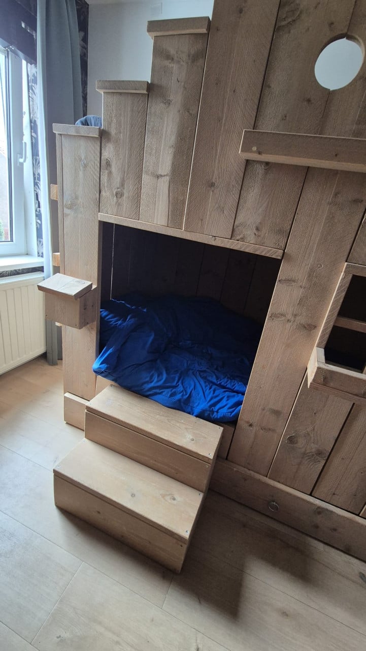 Stoer steigerhouten kinderbed met 3 slaapplekken!