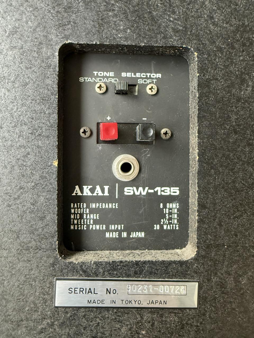 Akai luidsprekers SW-135
