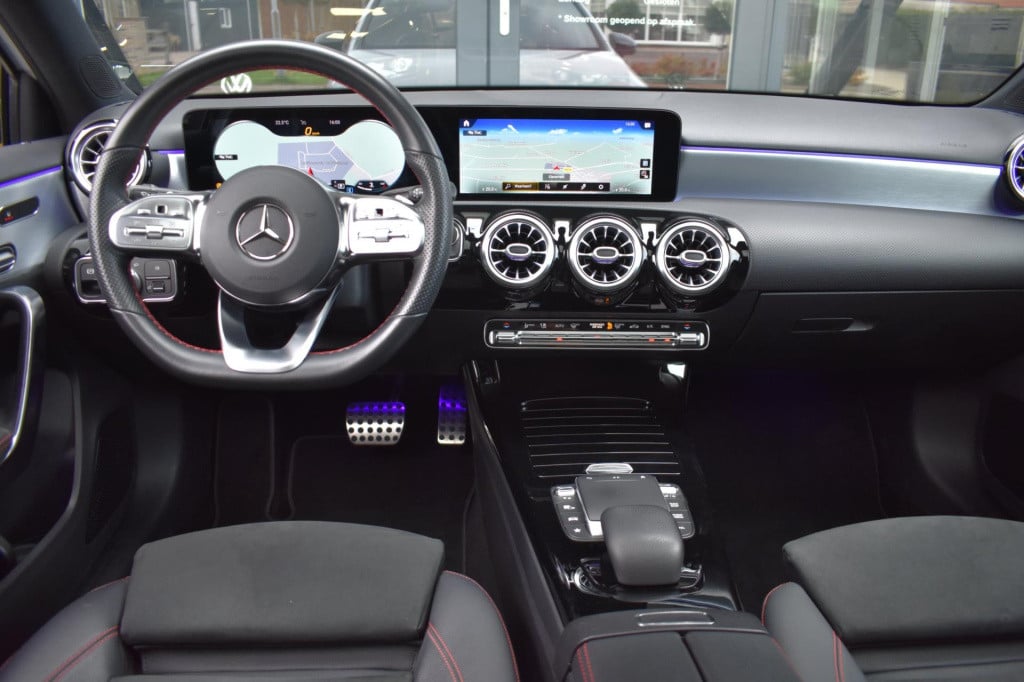 Mercedes-Benz A-Klasse 180 amg night | sfeerverlichting | panoramadak | app