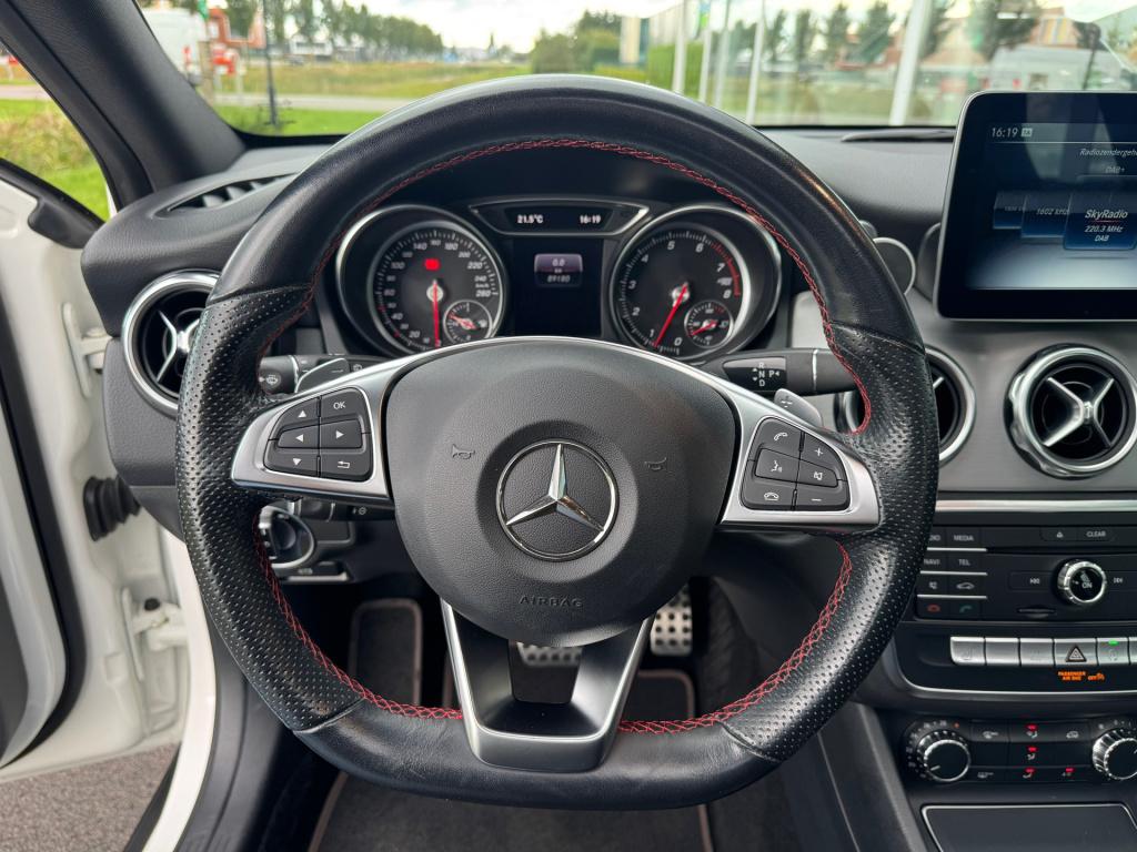 Mercedes-Benz Gla-klasse 200 amg line automaat , panoramaschuifdak , trekha