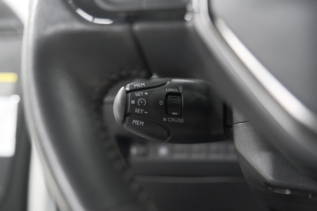 Peugeot 2008 puretech 130 eat8 allure | parkeersensoren | navigatie | apple