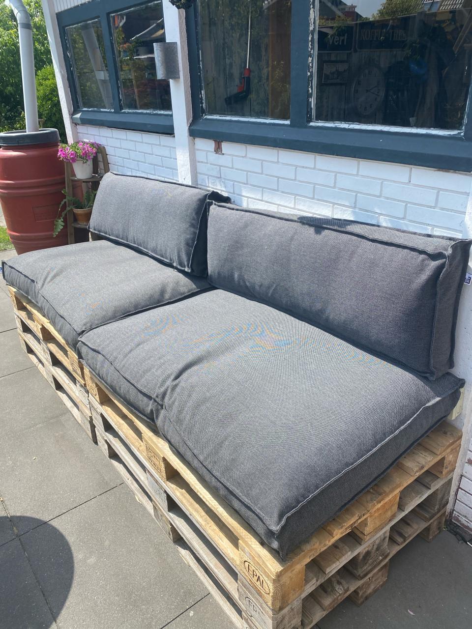 Loungeset Tuinkussens voor palletbank zwart, merk Karwei.