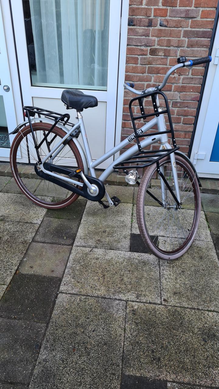 Dames fiets UNION met nieuw voordrager- Traprem achter-slot AXA