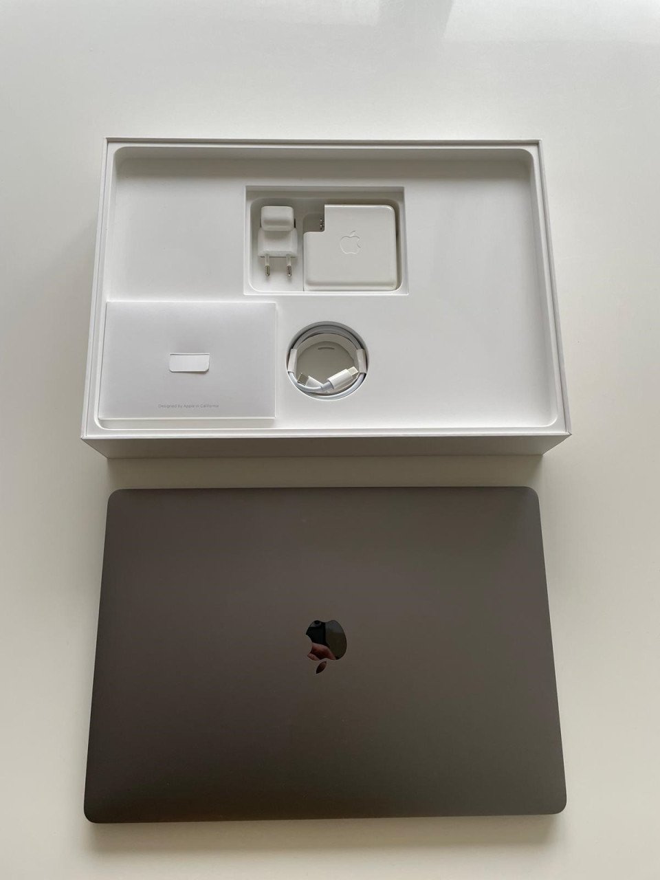 Macbook Pro 15 inch SSD i7 processor 16GB RAM Office Photoshop Sleeve