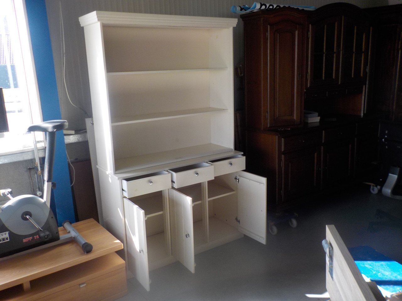 In vrijwel nieuw staat mooie wandmeubel met e schuifdeuren
