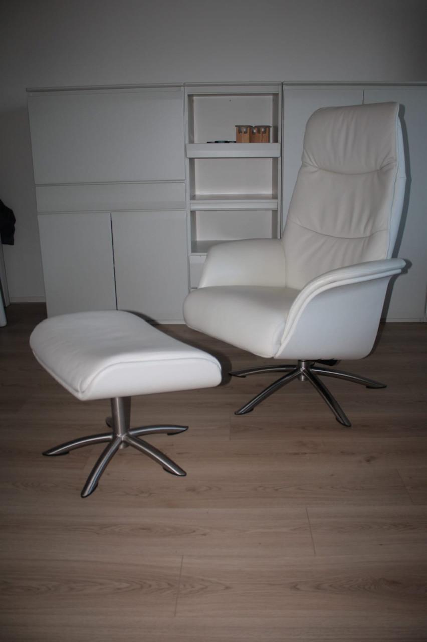 Wit leren relax stoel met losse voetensteun