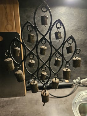 Prachtige antieke bellen hanger van messing en metaal...