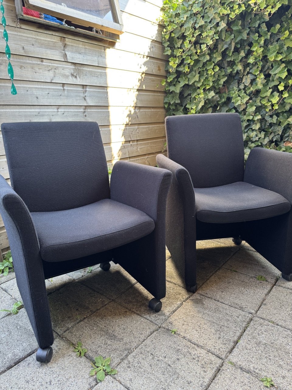 2 comfortable eetkamer stoelen op wieltjes