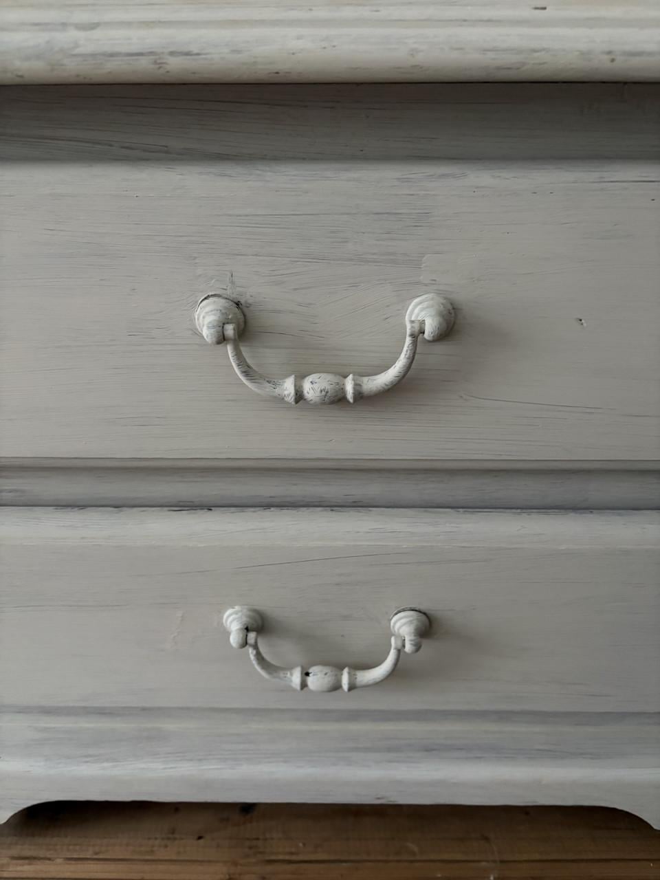 2 deurs kast met 4 lades