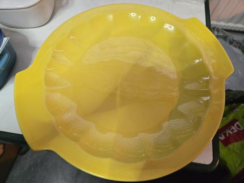 Gele keramische (taart of fruit)schaal. Diameter 25.8 cm Helemaal gaaf.