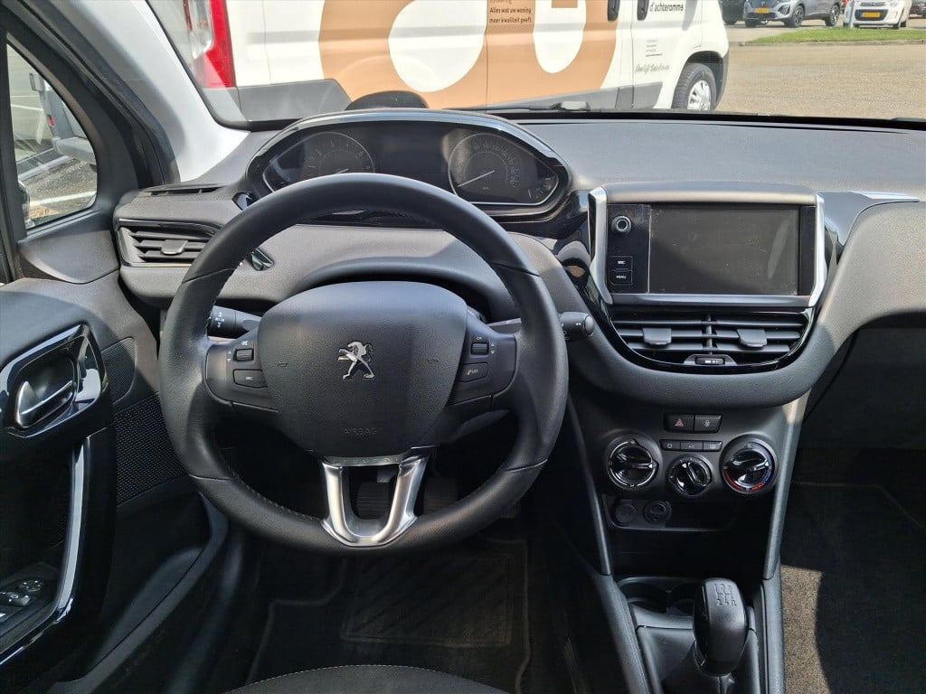 Peugeot 208 urban soul 1.2 pt-82pk 5d trekhaak | navigatie | airco | cruise