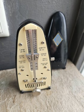 Leuk zwart vintage Metronoom /Taktell van het duitse merk Wittner...