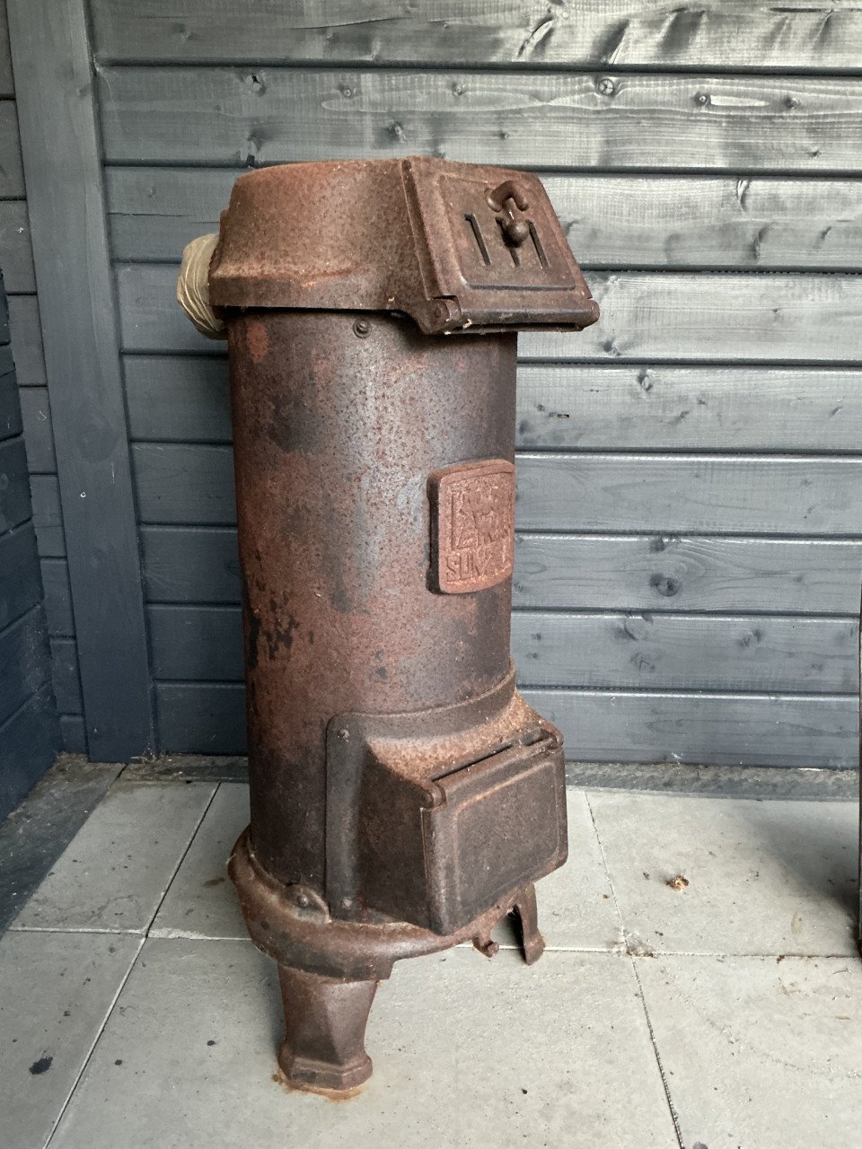 Antieke potkachel, buitenhaard, allesbrander