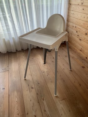 Hoge kinderstoel met blad