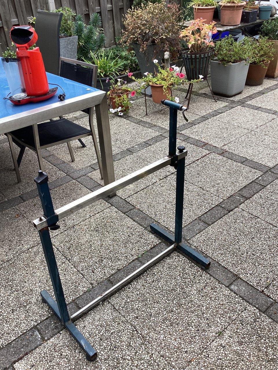 Reparatiesteun geschikt voor  ouder model race-fietsen.   Verstelbaar.