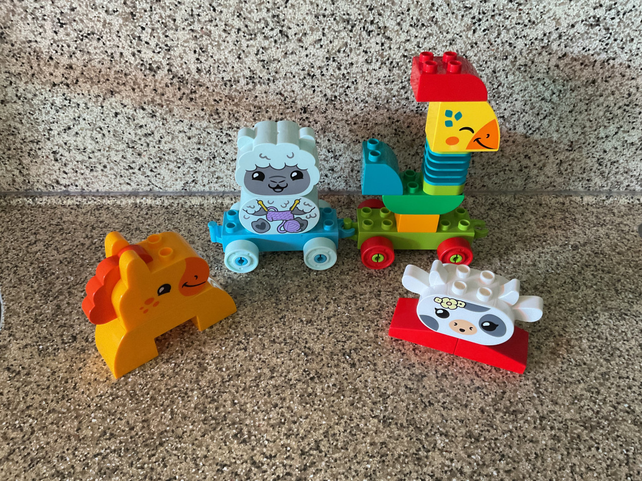 Heel veel LEGO Duplo.      Emmers, poppetjes, diertjes, bootjes, motor etc.