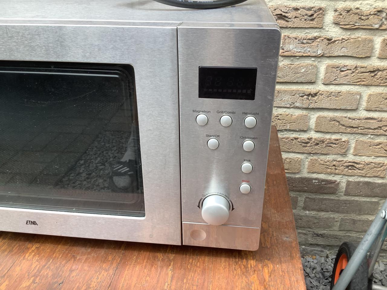 Vrijstaande Combi-Magnetron Etna 900W, gebruikt. In goede staat.