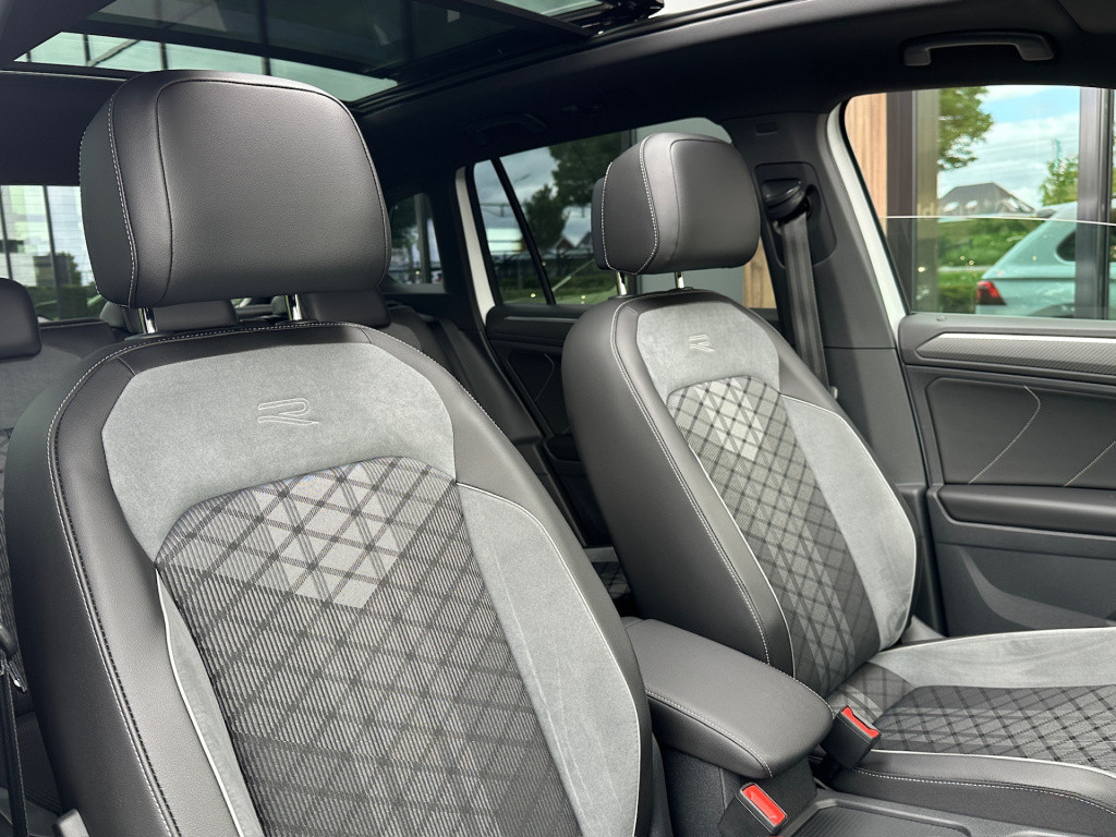 Volkswagen Tiguan 1.5 tsi 150pk dsg r-line blackstyle | panoramadak | trekh