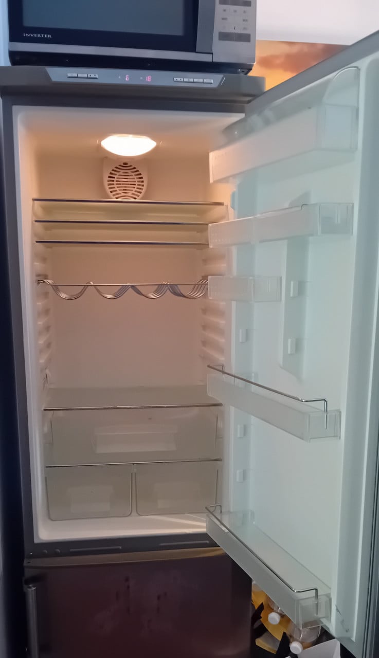 Koelkas/vriezer MOET WEG VOOR ZONDAG!