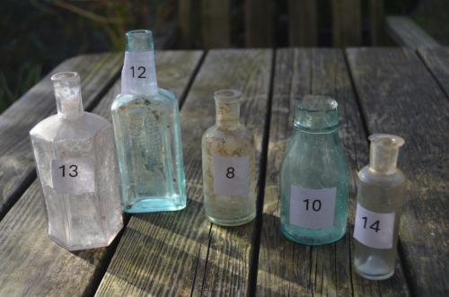 Diverse bodemvondsten flessen en flesjes ca. 1900 (2)