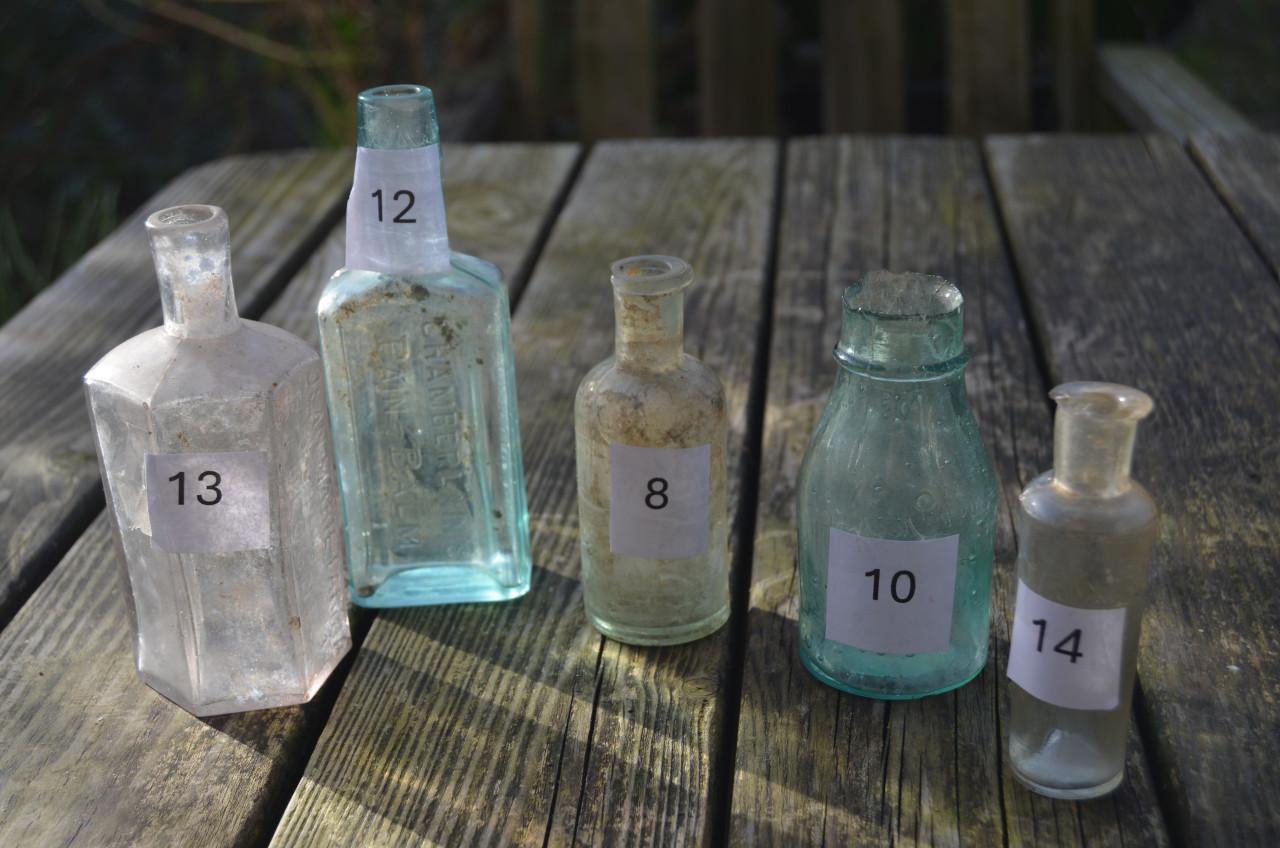 Diverse bodemvondsten flessen en flesjes ca. 1900 (2)