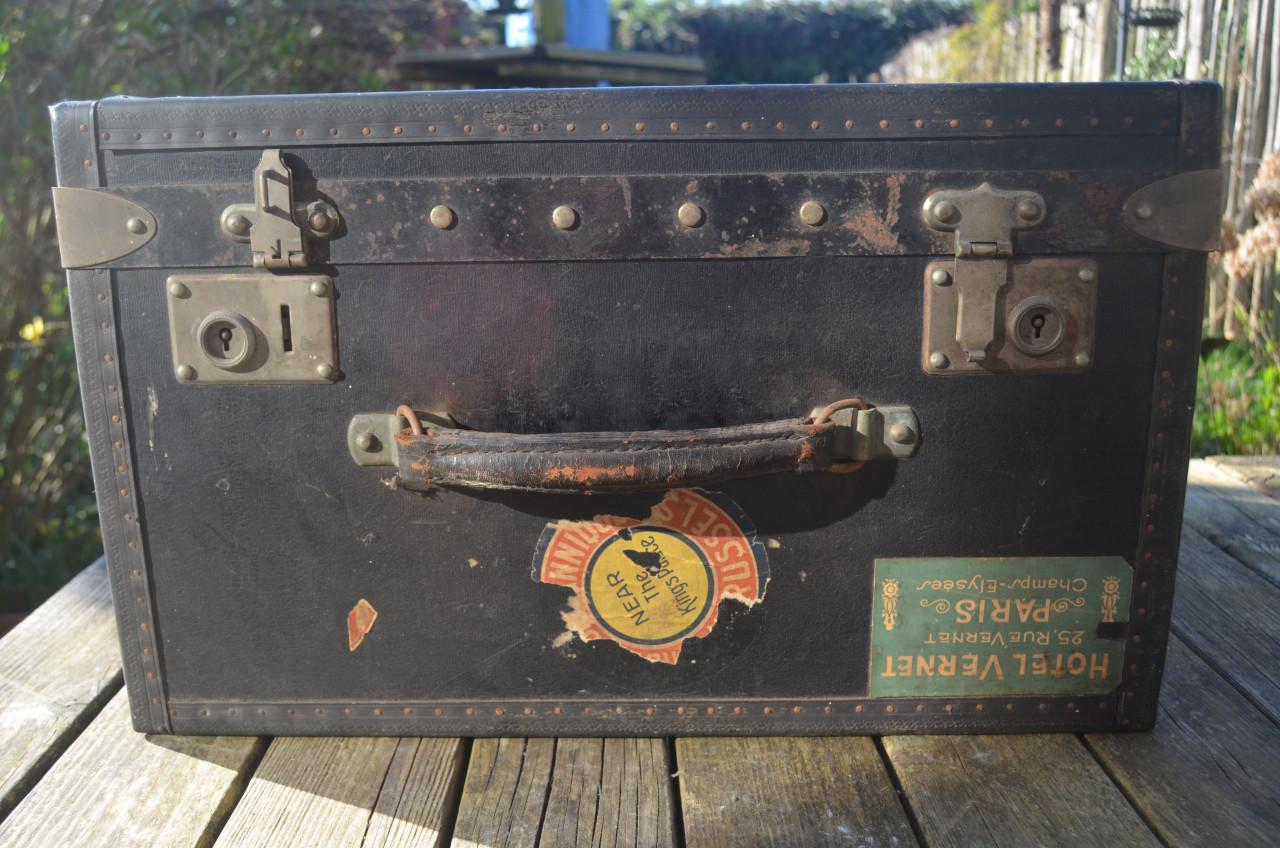 Fraaie antieke (houten?) reiskoffer met goed beslag