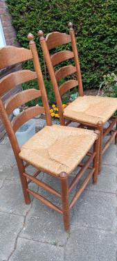 2 STOELEN MET RIETEN ZITTING