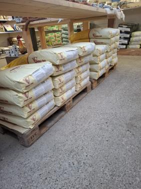 Kippenvoeders, flink in prijs verlaagd