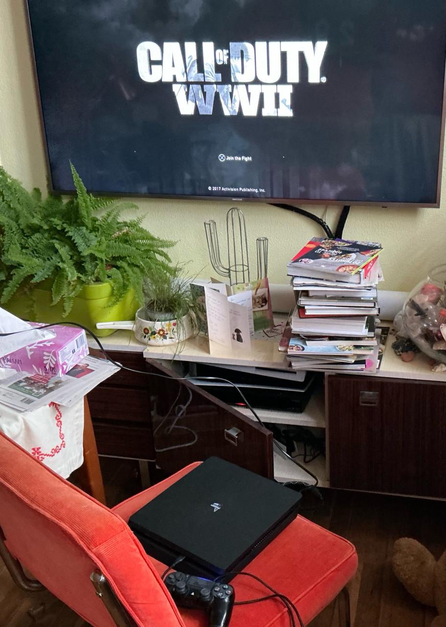 Playstation 4 slim 1Tb+controllers+games