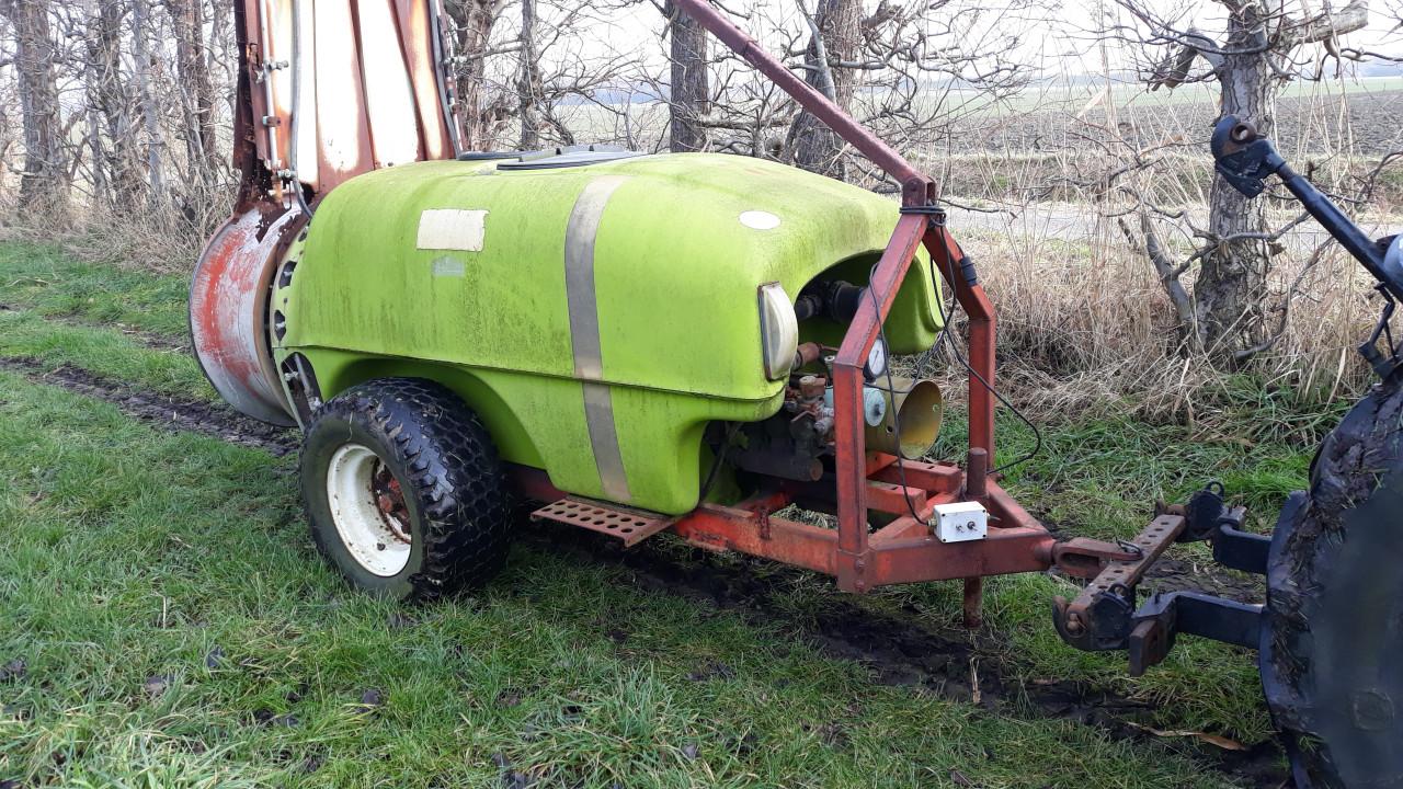 Dwarsstroom boomgaardspuit. (Gereserveerd)