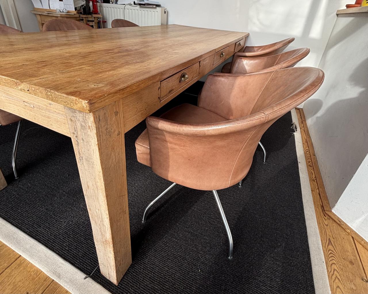 Teakhouten eettafel met 6 leren stoelen van Montis