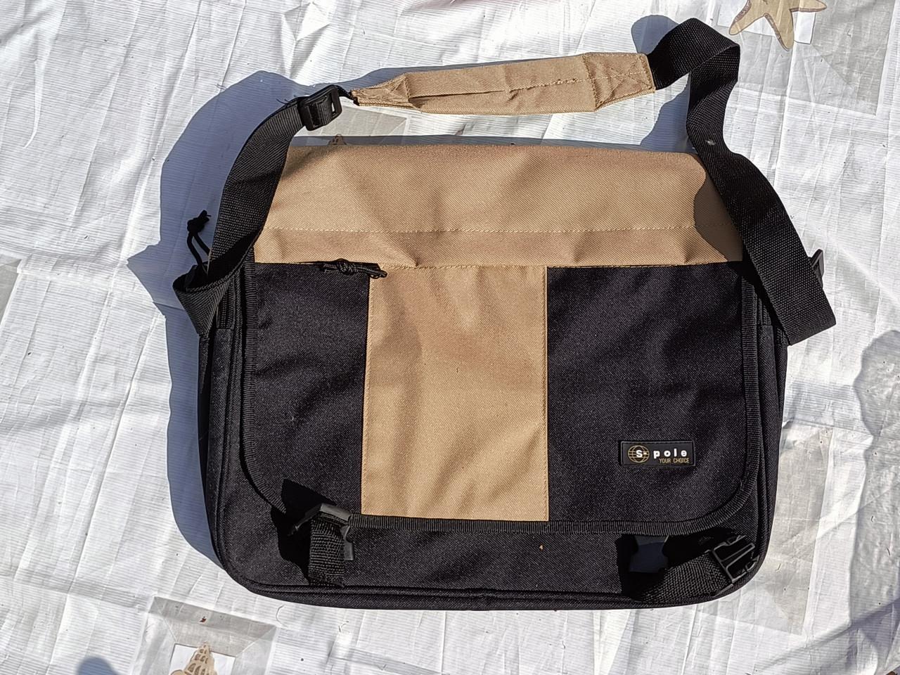 Laptop-, of kantoor tas met schouderriem. Binnen 2 grote vakken