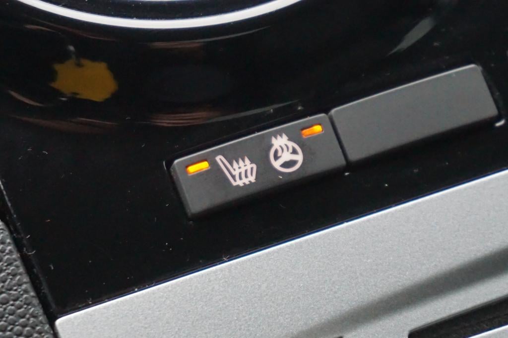 Opel Corsa 1.4-16v airco / navi / cruise / stoelverw. / parkeers. / elektr.